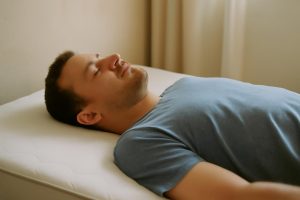 découvrez si dormir sans oreiller est bénéfique ou nuisible pour la santé de votre nuque. analyse des impacts sur le confort et les douleurs cervicales.