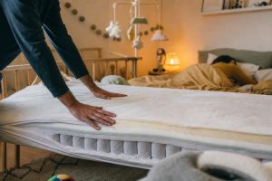 découvrez à quel âge bébé commence à faire ses nuits complètes, avec des repères essentiels et des conseils pratiques pour accompagner le sommeil de votre tout-petit.