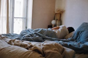 découvrez ce que la science révèle sur les bienfaits et les impacts de dormir sur le côté droit ou gauche pour votre santé et votre sommeil.