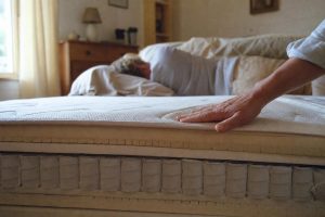 découvrez comment choisir le matelas médicalisé idéal pour un proche alité, alliant confort, prévention des escarres et soutien adapté à ses besoins de santé.